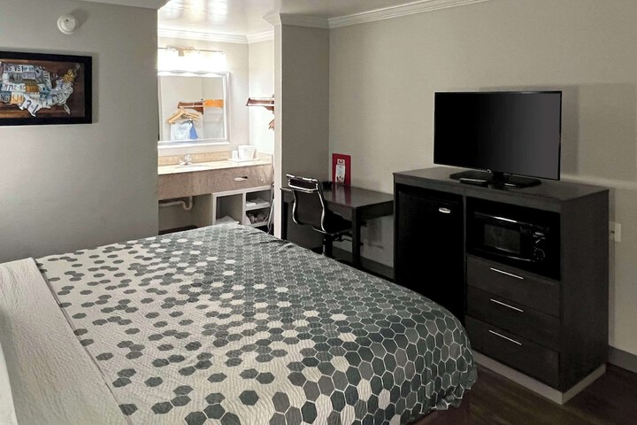 Room 10 of 26