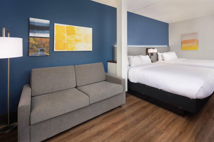 Comfort Suites Outlet Center