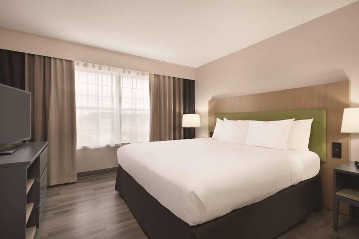 Country Inn & Suites by Radisson Waterloo, IA