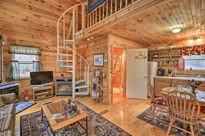 Peaceful Mountain City Cabin w / Porch & Fire Pit