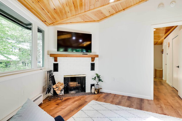 Private Deck & Grill: Pocono Pines Retreat!