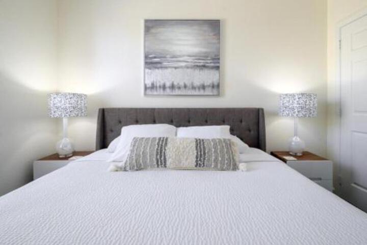 Brand New Super Cool Fountain View Condo by Main Pool Near Parks & OCCCC