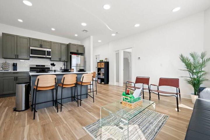 NYC Access 4BR Duplex Sleeps 10 Free Parking