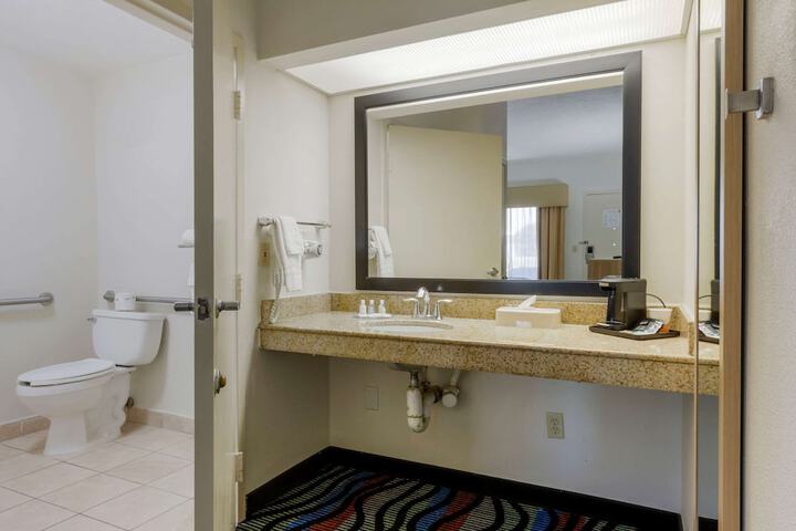 Room 40 of 61