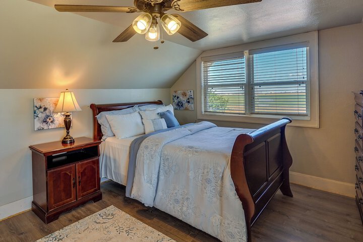 Lamesa Vacation Rental w / Covered Patio & Fire Pit