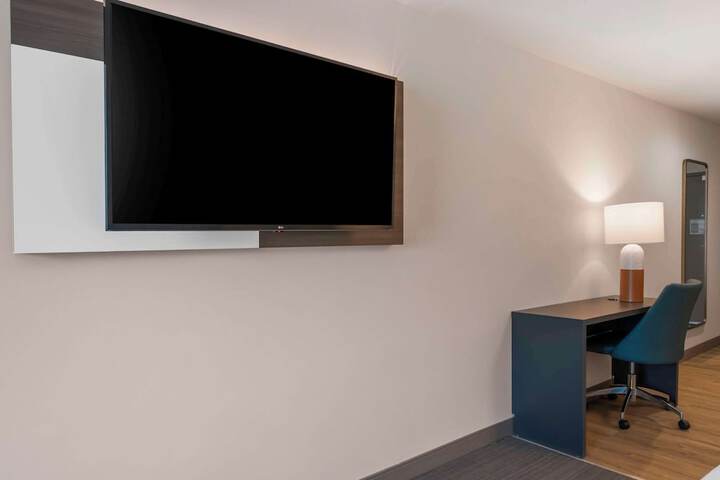 Room 10 of 33