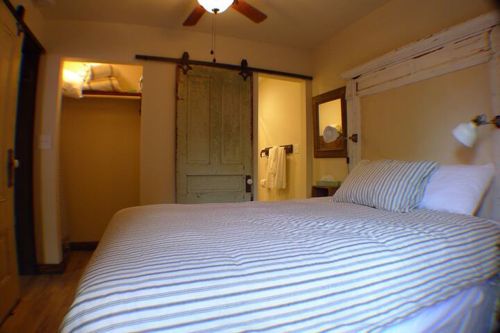 Room 52 of 191