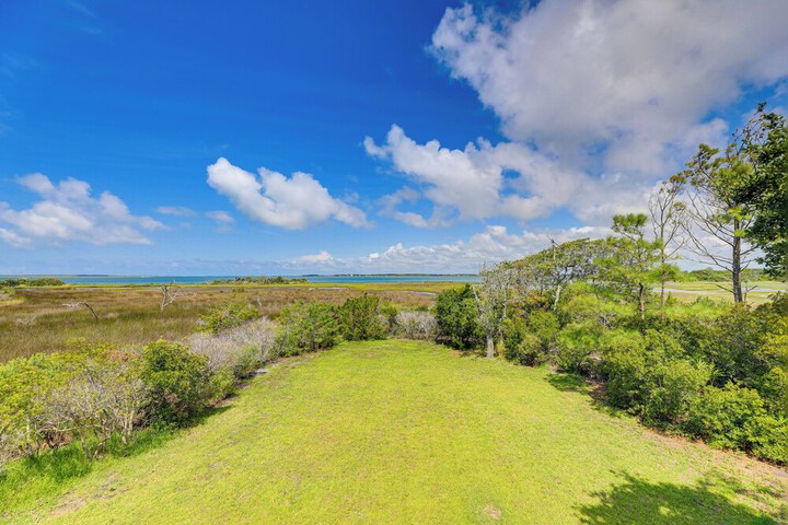 Waterfront Home w / Screened Porch & Sunsets