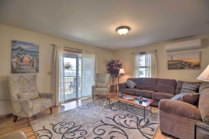 Lake Champlain Home w / Decks Kayaks & Fire Pit!