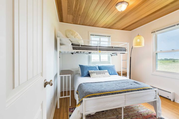 Swan Lake Cottage by Avantstay Views + Firepit