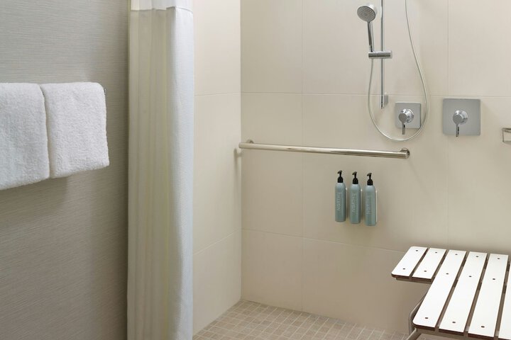 Courtyard by Marriott Detroit Warren