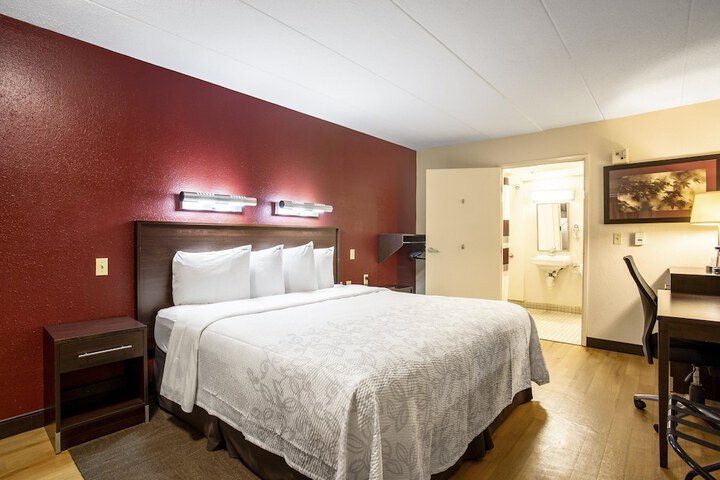 Red Roof Inn PLUS+ West Springfield
