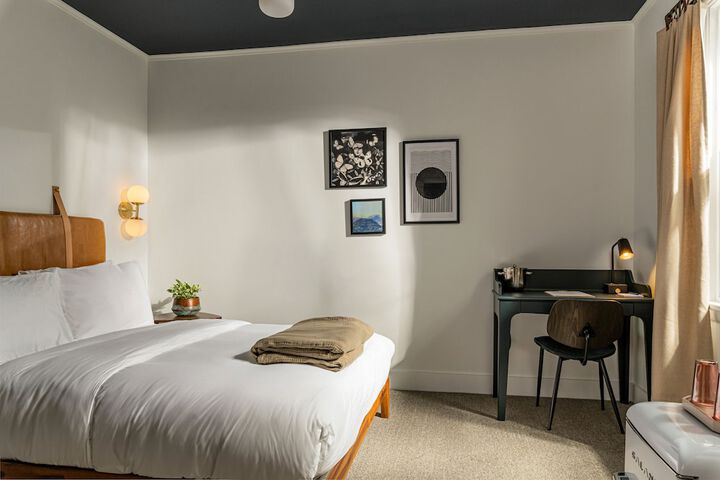 Room 32 of 42