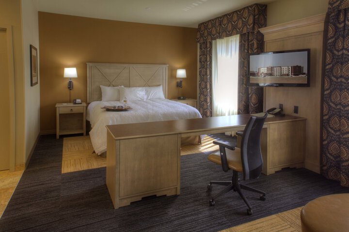 Room 32 of 65