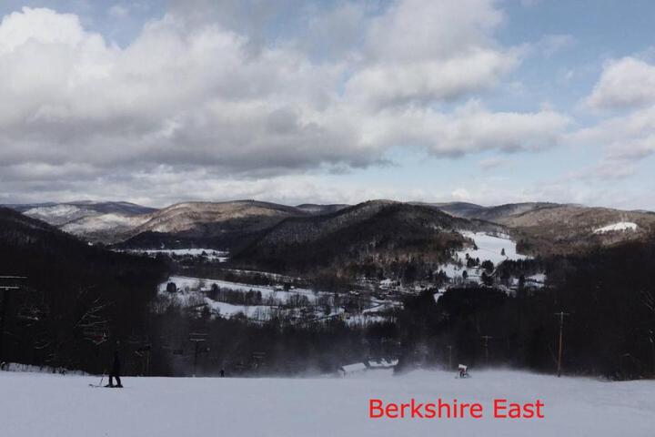 2 Bed Berkshire Apt minutes to Jiminy Peak Ski
