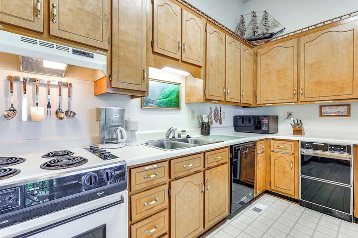 Waterfront Wheeler Lake Home w / Furnished Deck