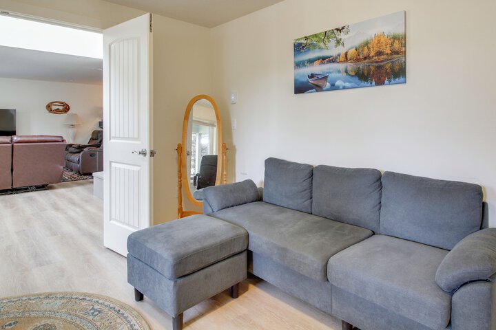 Spacious Bandon Getaway - 2 Blocks to Ocean!