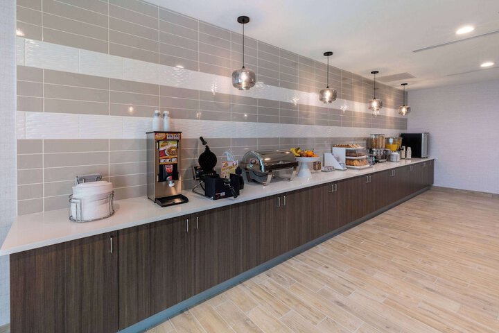La Quinta Inn & Suites by Wyndham Round Rock near Kalahari