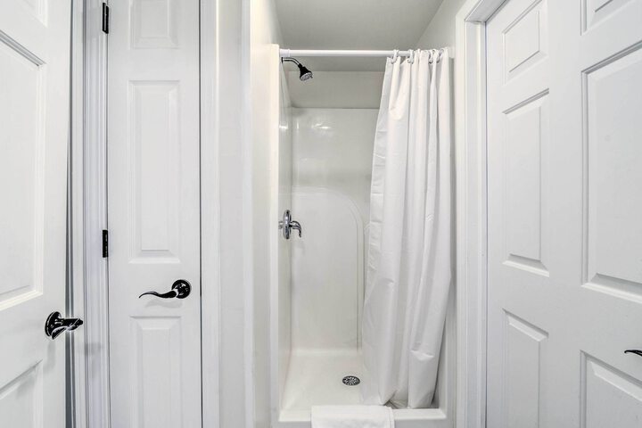 Watkins Glen Lakeview Cottage w / Waterfall!