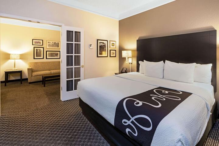 Room 27 of 40