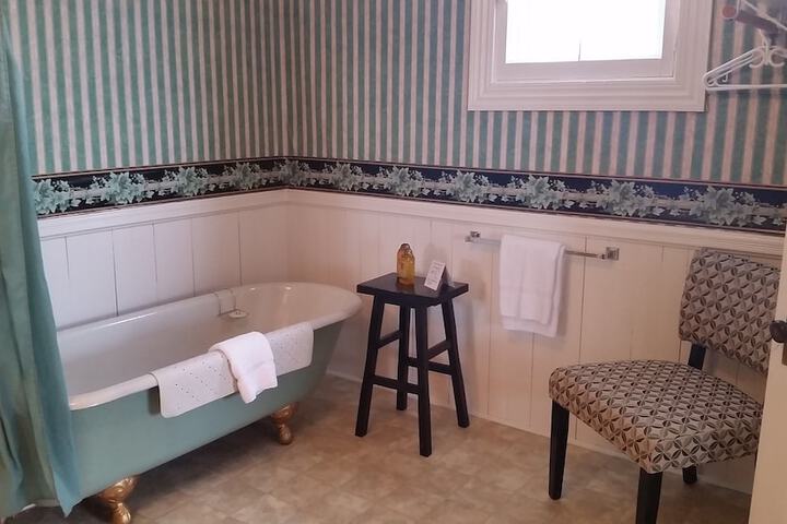 Room 28 of 48