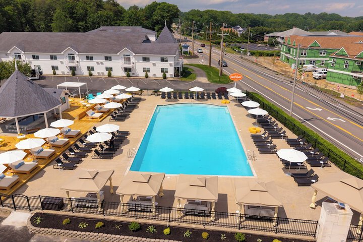Driftaway Hotel and Pool