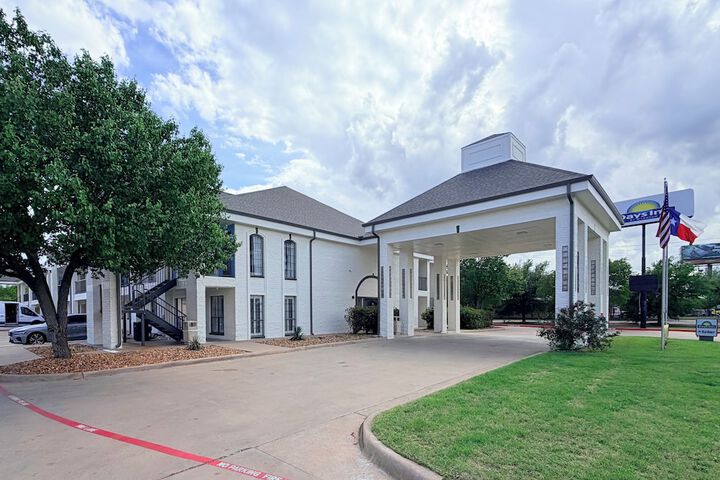 Days Inn by Wyndham Granbury