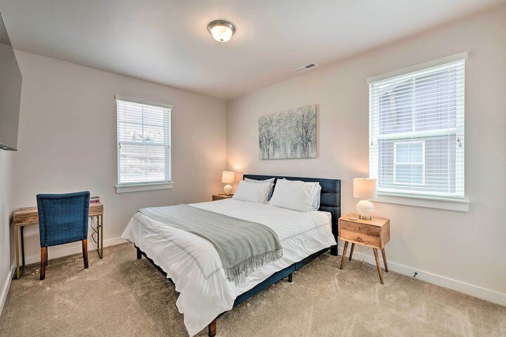 Inviting Hideout Townhome w / Balcony & Lake Views!