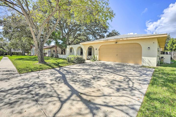 3 Mi to Philippe Park & Pier: Stunning Retreat