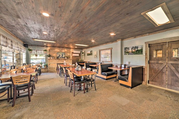 Rustic Dog-friendly Cabin w / Deck & Fire Pit!