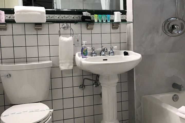 Room 9 of 35