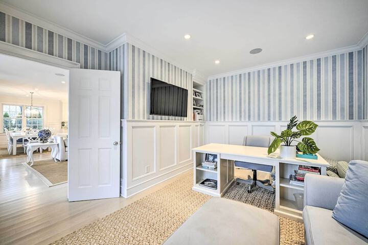 Shelter Island Retreat w / Outdoor Pool!