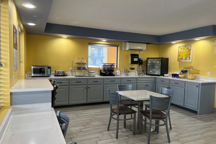 Days Inn & Suites by Wyndham Warner Robins Near Robins AFB