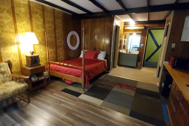 Room 102 of 118