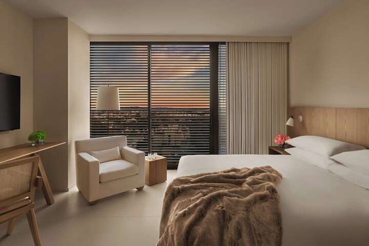 Room 33 of 83
