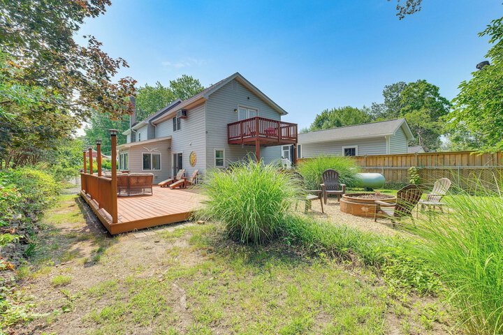 Adorable Cottage: Fire Pit Walk to Colonial Beach
