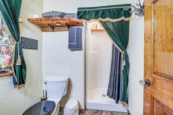 Cozy Kenai Abode w / Private Deck: 5 Mi to Ocean!