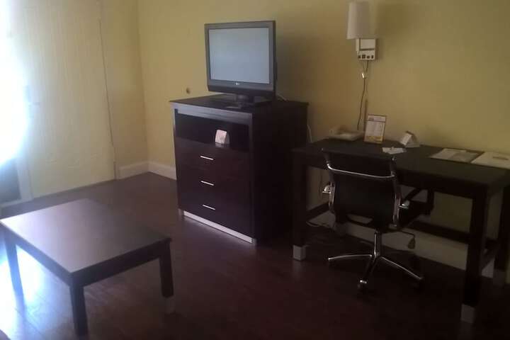 Days Inn & Suites by Wyndham Port Richey