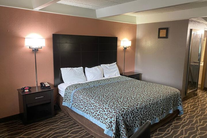 Room 27 of 40