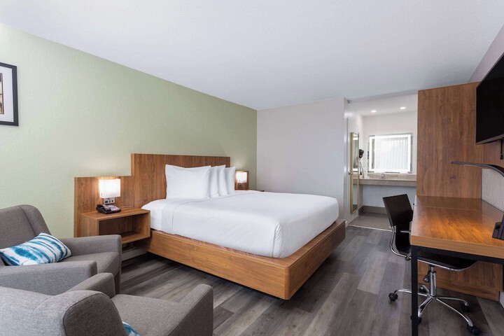 Ramada by Wyndham Altamonte Springs Near I-4