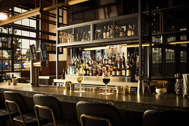 Lounge 73 of 77