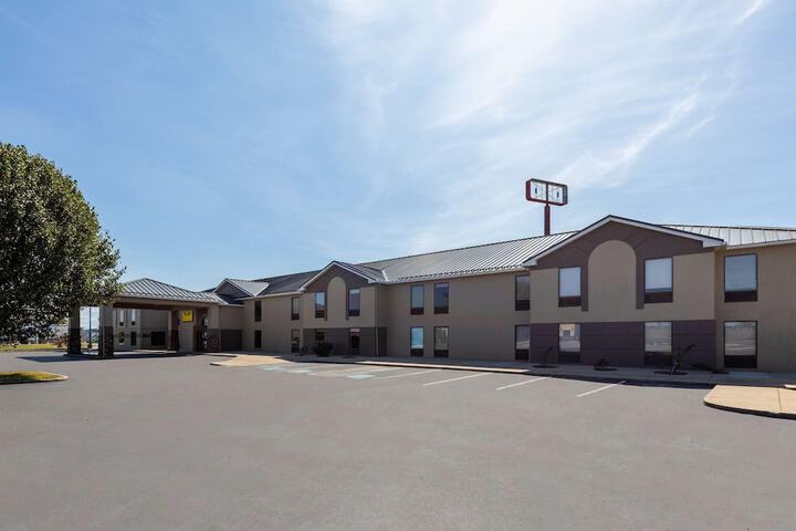 Super 8 by Wyndham Shepherdsville / Louisville South I65