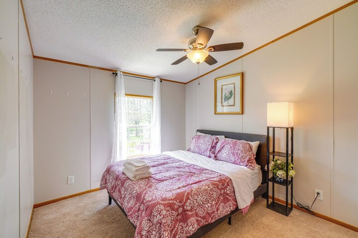 Pet-friendly Emerald Lake Retreat in Charlestown!