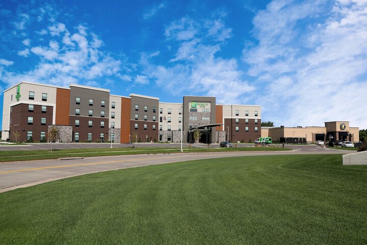 Holiday Inn & Suites Sioux Falls - Airport by IHG
