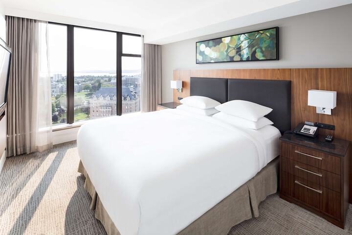 DoubleTree by Hilton Hotel & Suites Victoria