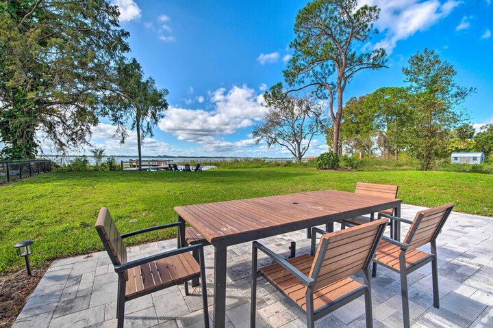 Waterfront Lake Dora Escape w / Private Dock & Slip