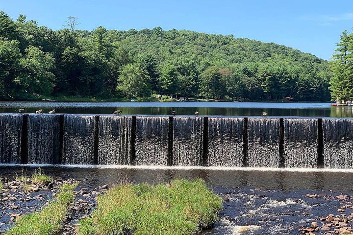 Lakefront Poconos Retreat w / Hot Tub Near Hiking!
