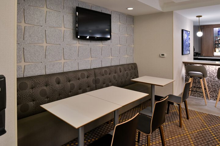 Lounge 67 of 72