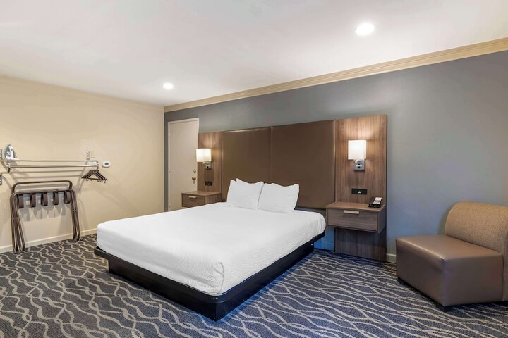Room 25 of 42