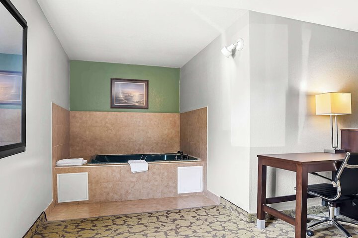 SureStay Plus Hotel by Best Western Bettendorf